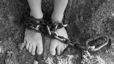 chains_feet_sand_bondage.jpg